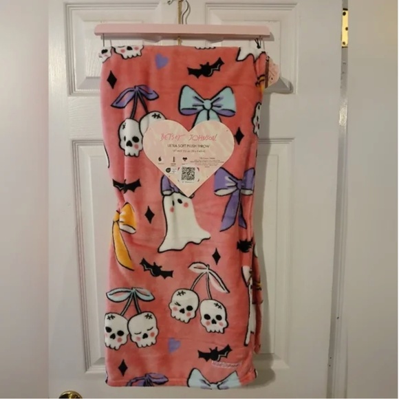 Betsey Johnson NWT Ghost & Skull Cherries 50 × 60 Inch Plush Throw - Picture 1 of 2
